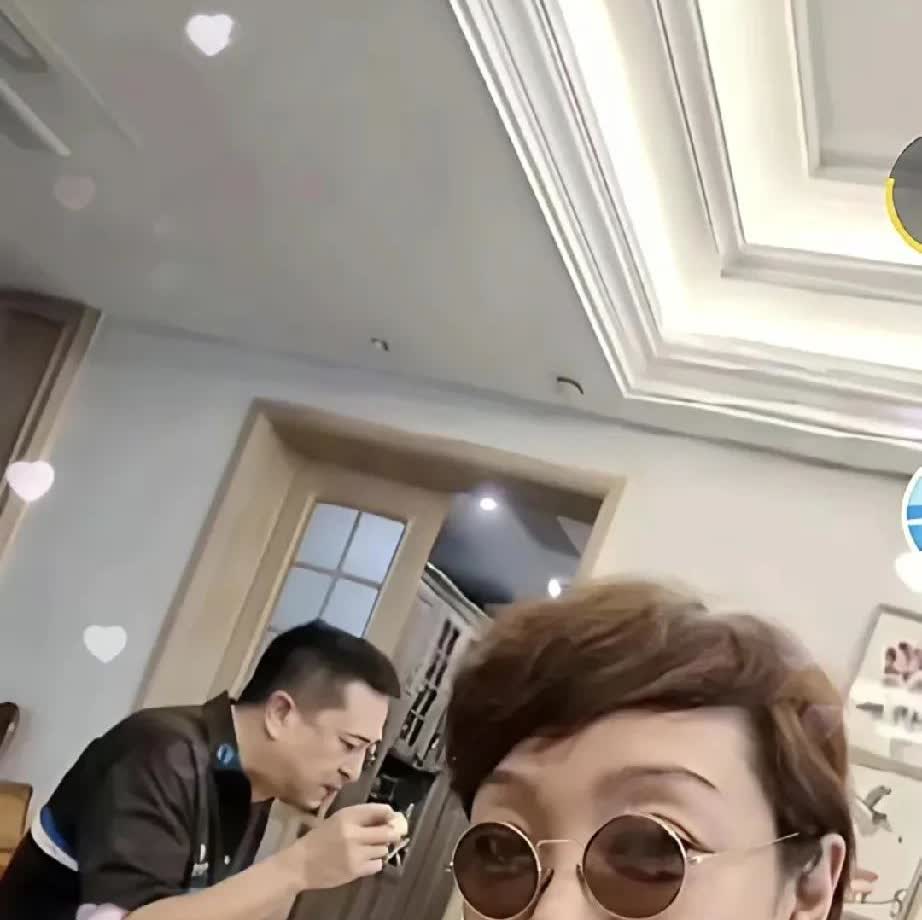 张嘉译王海燕早餐日常曝光！条纹衫配墨镜甜笑