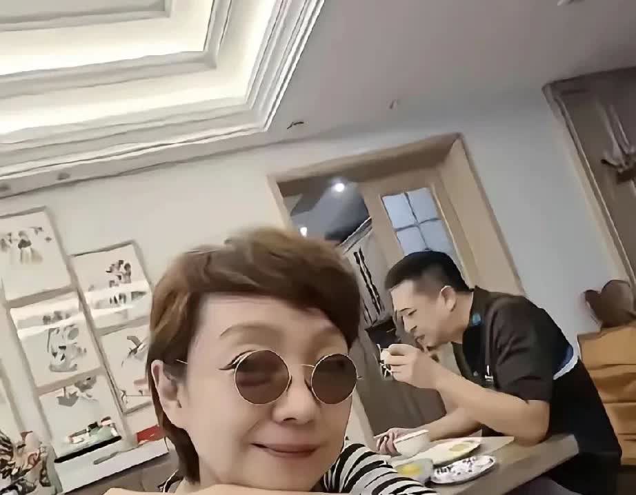张嘉译王海燕早餐日常曝光！条纹衫配墨镜甜笑