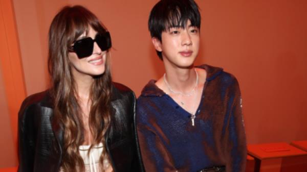 Milan Fashion Week: Jin posed with Dakota Johnson. Photo: Collected from Twitter 