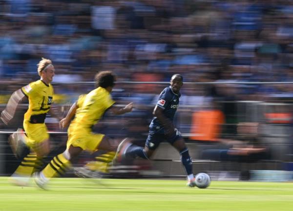 Malen rescues point for disappointing Dortmund at Bochum
