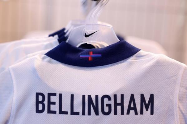 英格兰的新Nike设计的足球衬衫陈列在伦敦市中心的商店里，日期为2024年3月22日。